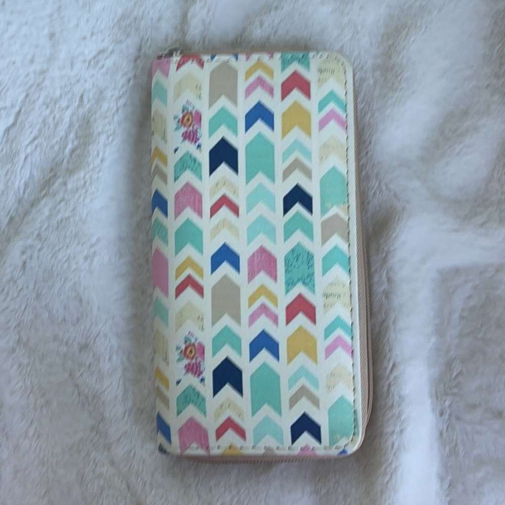 ❗️DONATED❗️EUC- FLORAL CHEVRON SYMBOL CLUTCH ZIPPER WALLET - Picture 8 of 11